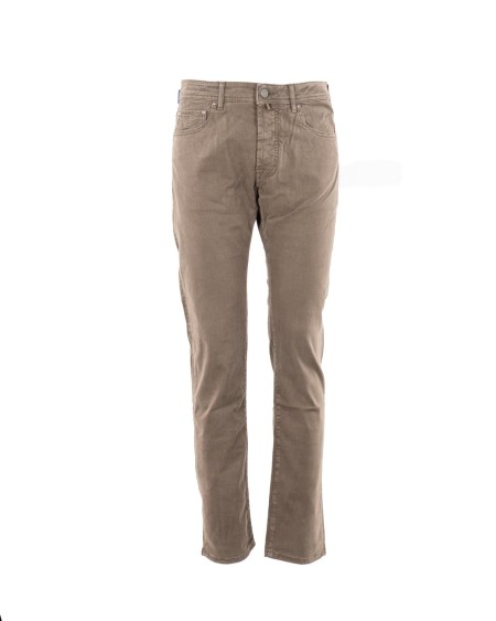 Shop JACOB COHEN  Pantalone: Jacob Cohen pantaloni 5 tasche Bard.
Regular-slim fit.
Vita media.
Tessuto diagonale di lyocell e cotone stretch tinto in capo tortora.
Salpa in pelle scamosciata marrone e panna con pattern a laser. Logo ricamato.
Bottone smaltato opaco con motivo circolare e logo 3D, finitura terra.
Include bandana con stampa mosaico e rocchetto di filo.
Patta interna ricamata con nome del pantalone e citazione del fondatore.
Composizione: 49% lyocell, 49% cotone, 2% elastan/spandex.
Made in Italy.. QE004 S4216-R40